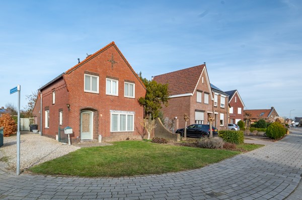 Charmante, karakteristieke, ruime vrijstaande jaren 50 woning te Echt.
De sfeer van deze woning ervaar je tijdens een bezichtiging.